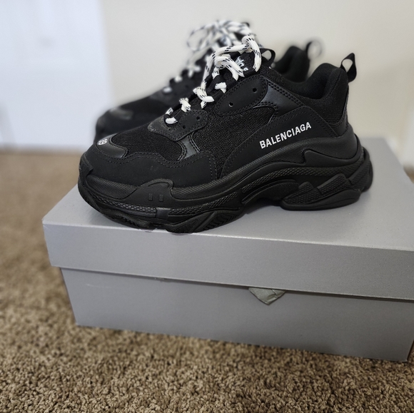 Balenciaga Triple S Sneaker - Picture 3 of 3